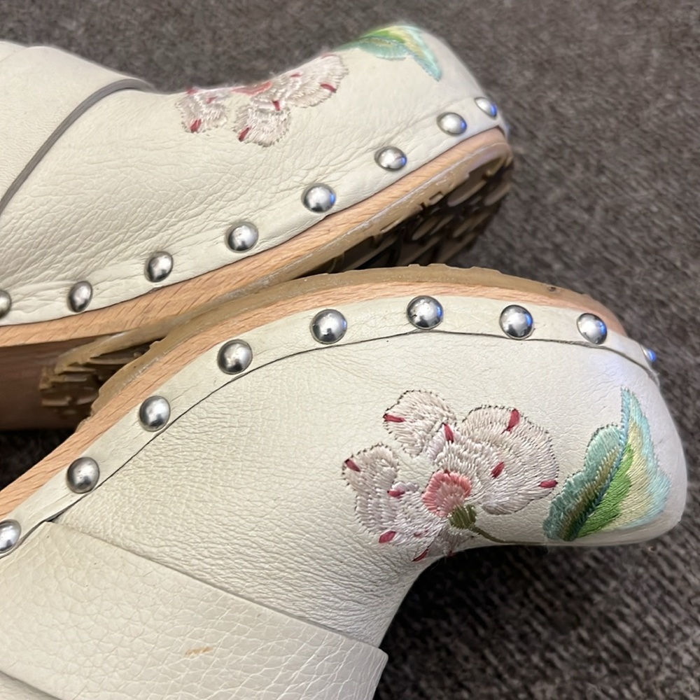 Christian Dior Embroidered Floral
Wooden Mules Size 35 - Picture 11 of 16